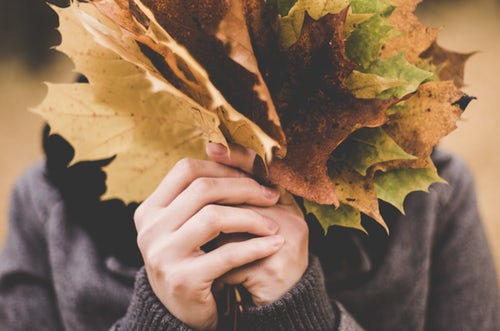 ide foto musim gugur untuk instagram banyak daun