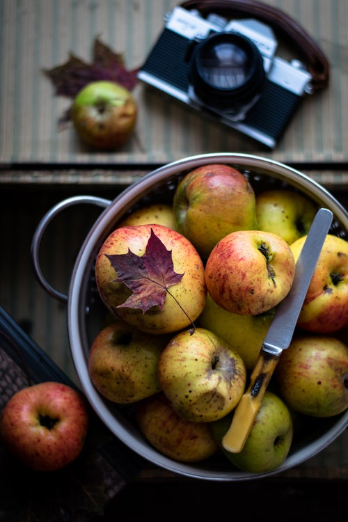 Ide foto musim gugur untuk Instagram - apel di atas meja