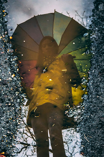Ide foto musim gugur untuk Instagram - refleksi dengan genangan air dengan payung