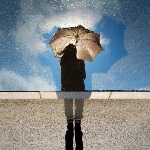 ide foto musim gugur untuk instagram - refleksi dengan payung