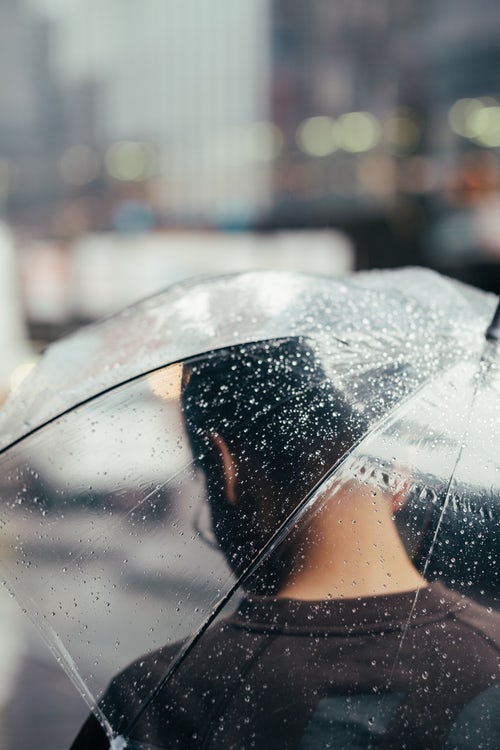 ide foto musim gugur untuk instagram - payung di tengah hujan