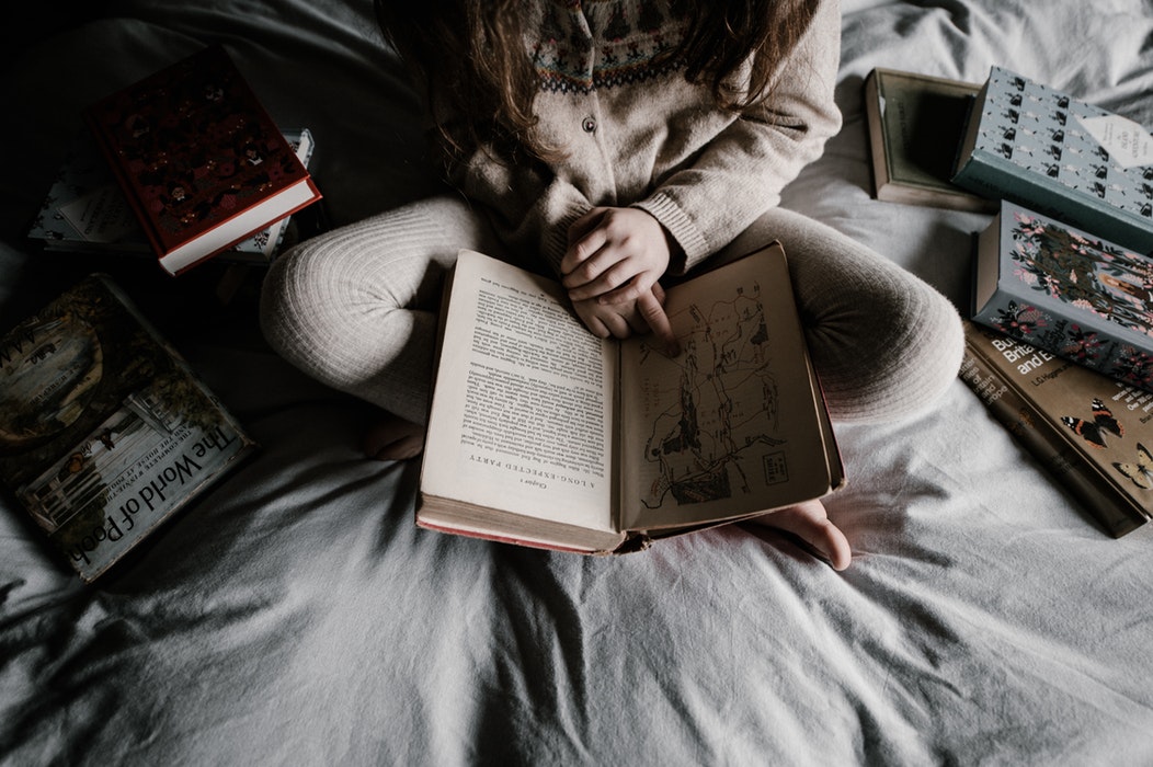 ide foto musim gugur untuk instagram - baca buku di tempat tidur
