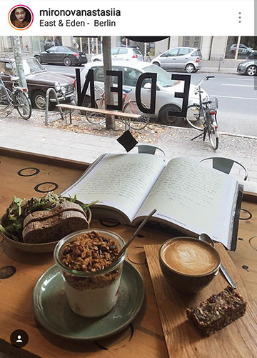 Ide foto musim gugur untuk Instagram - baca buku di kafe