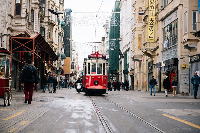 Ide foto musim gugur untuk Instagram - tram retro