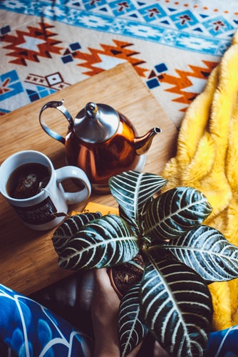 Ide foto musim gugur untuk Instagram - teh di tempat tidur