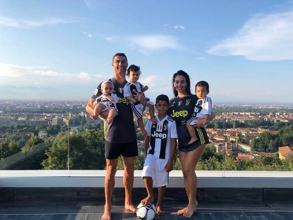 Cristiano Ronaldo dengan keluarga Instagram-nya